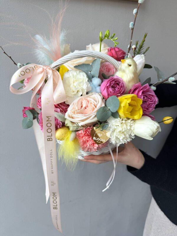 Квіткова композиція у кошику з рожевими трояндами, жовтими тюльпанами та декоративним цыплятком Bloom.