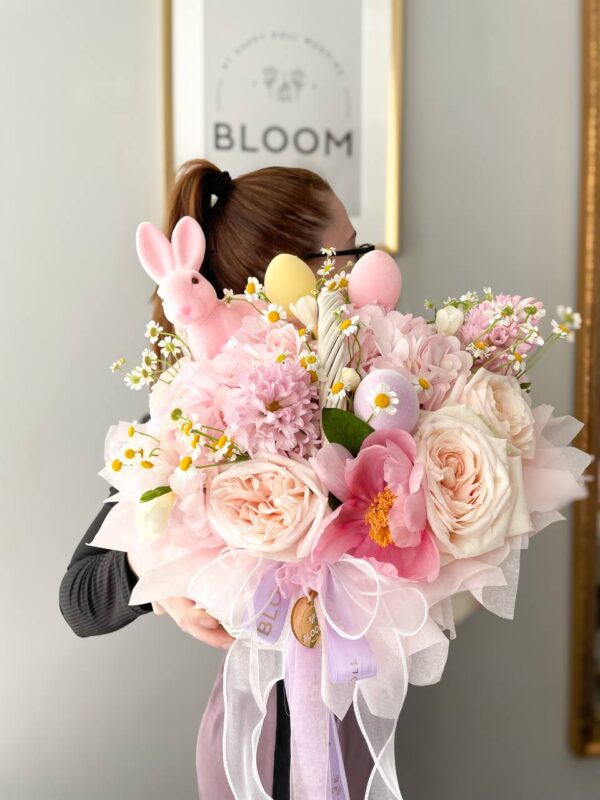 Ніжна великодня композиція у кошику з квітами та декоративними елементами Bloom.
