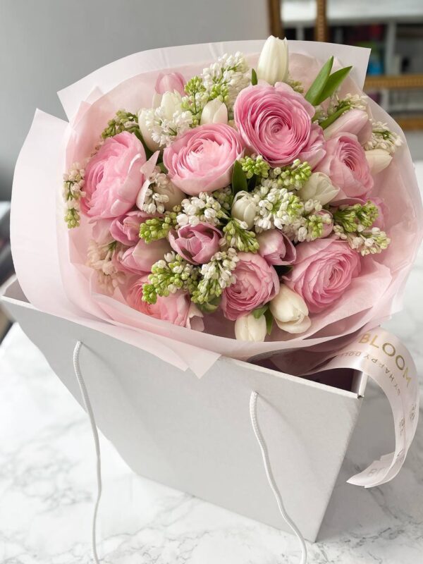 ty-moia-nizhnist-bez-sliv 1 Букет з рожевих ранункулюсів, білих і рожевих тюльпанів та білої маттіоли в ніжному пакуванні Bloom.