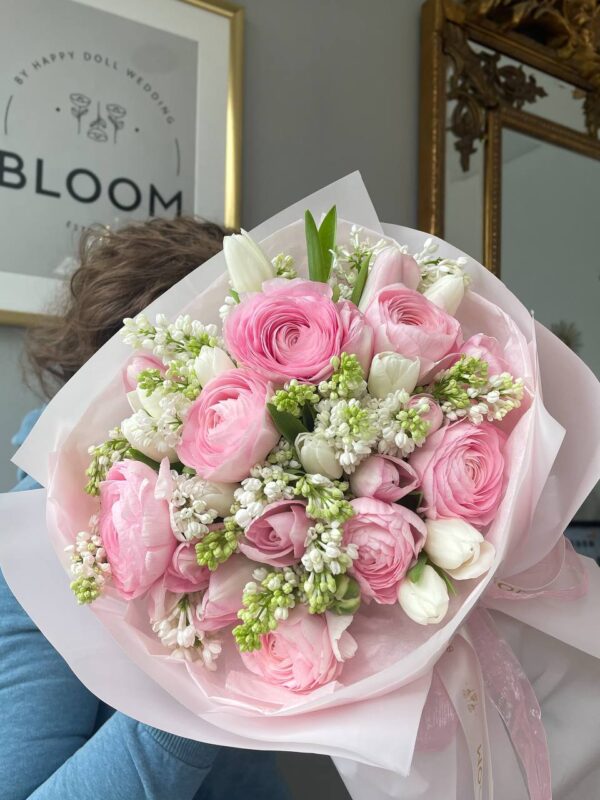Букет з рожевих ранункулюсів, білих і рожевих тюльпанів та білої маттіоли в ніжному пакуванні Bloom.