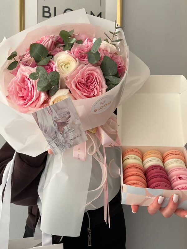 ty-moia-solodka-zalezhnist Букет з рожевих троянд O’Hara, білого ранункулюса та евкаліпта поруч із коробкою макаронів від Bloom.