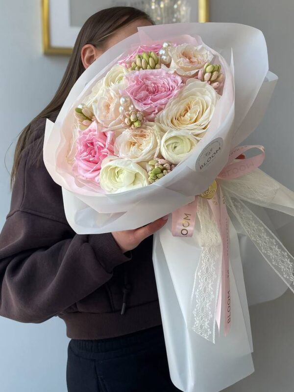 Букет з білих і рожевих троянд O’Hara, рожевого гіацинта та декоративних перлин у світлому пакуванні Bloom.