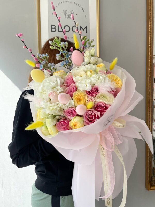 Великодній букет з гортензією, трояндами, ранункулюсами та декоративними яйцями Bloom.