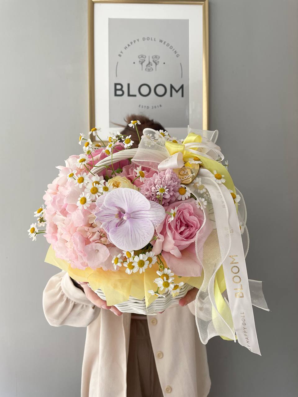 Квіткова композиція «Весняний поцілунок» 1 Ніжна весняна композиція у кошику з гортензією, трояндами, ромашками та орхідеєю Bloom.