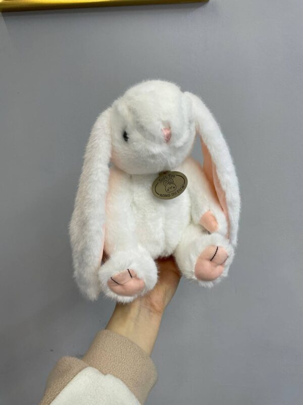 8 марта EN 2 М’який плюшевий зайчик білого кольору з довгими вушками та рожевими лапками в руках