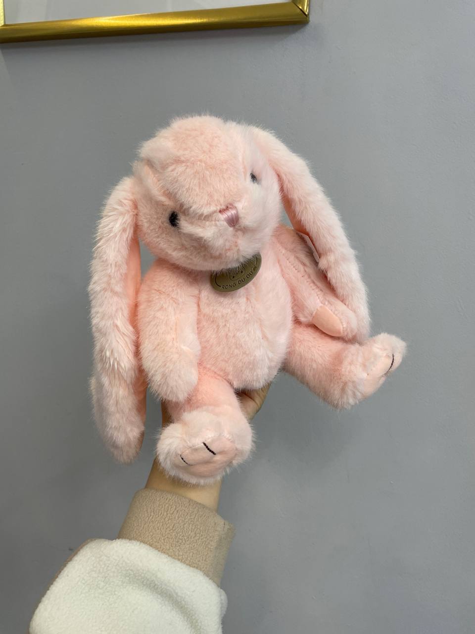 Зайчик рожевий Джуді 1 М’який плюшевий зайчик ніжно-рожевого кольору з довгими вушками в руках