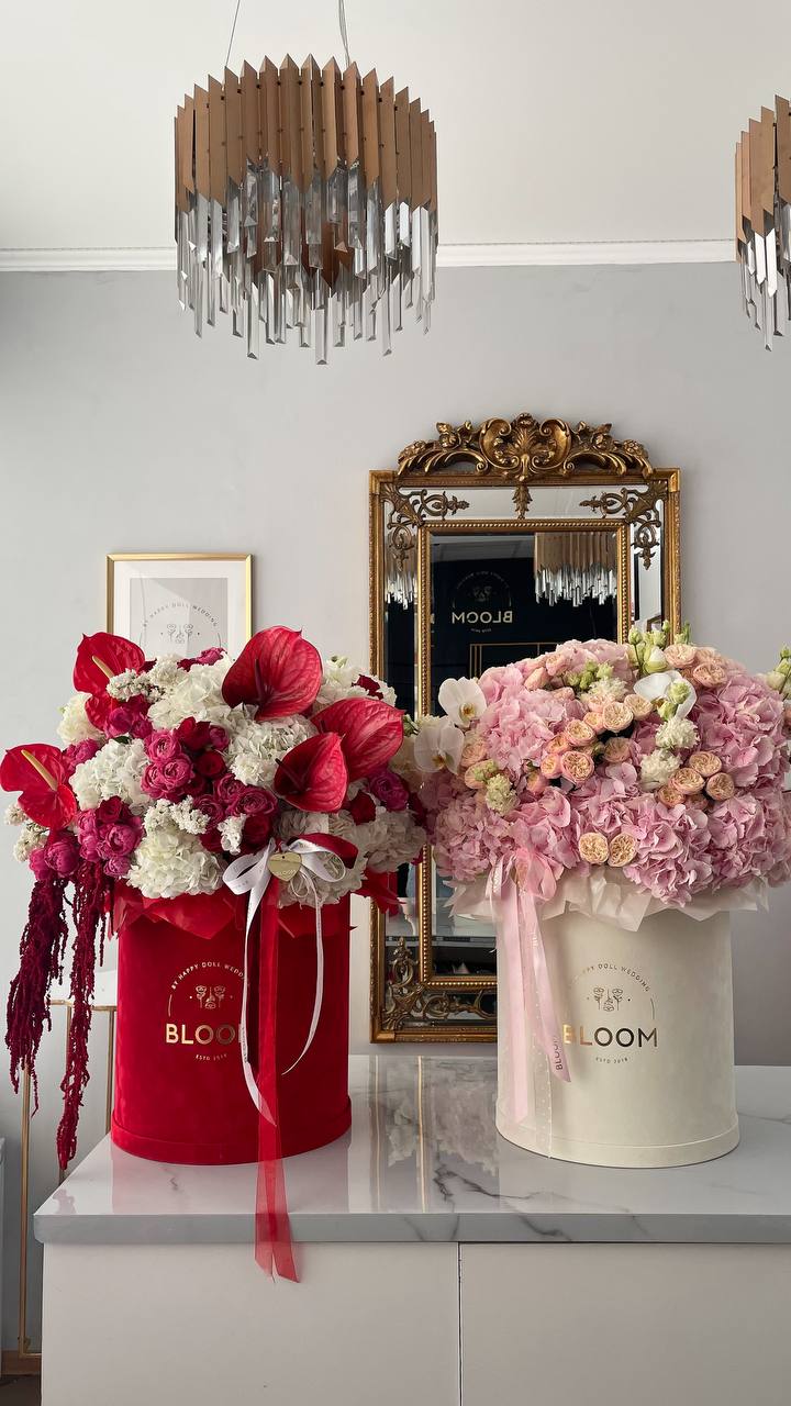 Квіткові композиції «Bloom Duo» 1 Дві великі квіткові композиції Bloom у червоному та білому боксах з гортензією, трояндами й антуріумом