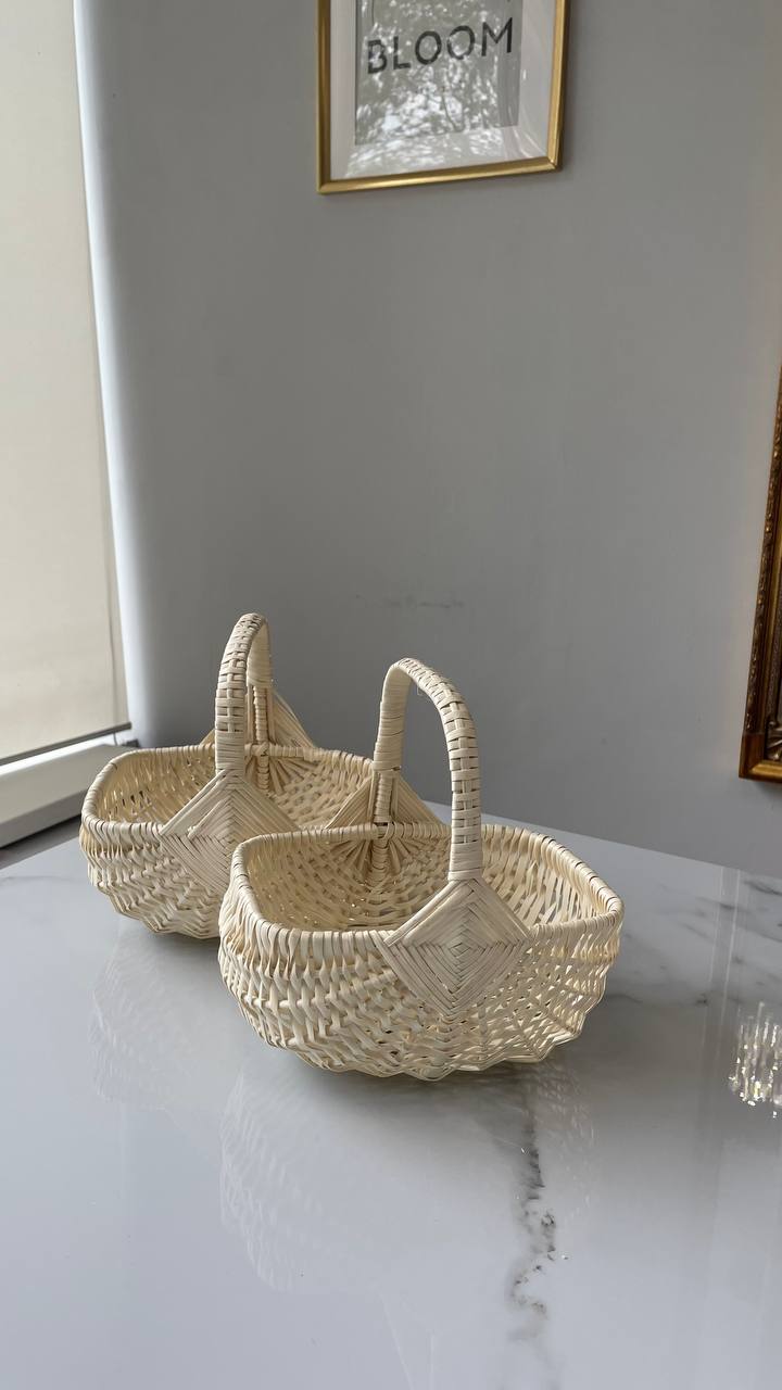 Плетений кошик для квітів і подарунків «Bloom ivory» 1 Плетений кошик молочного кольору з ручкою для квіткових композицій і подарунків Bloom by Happy Doll