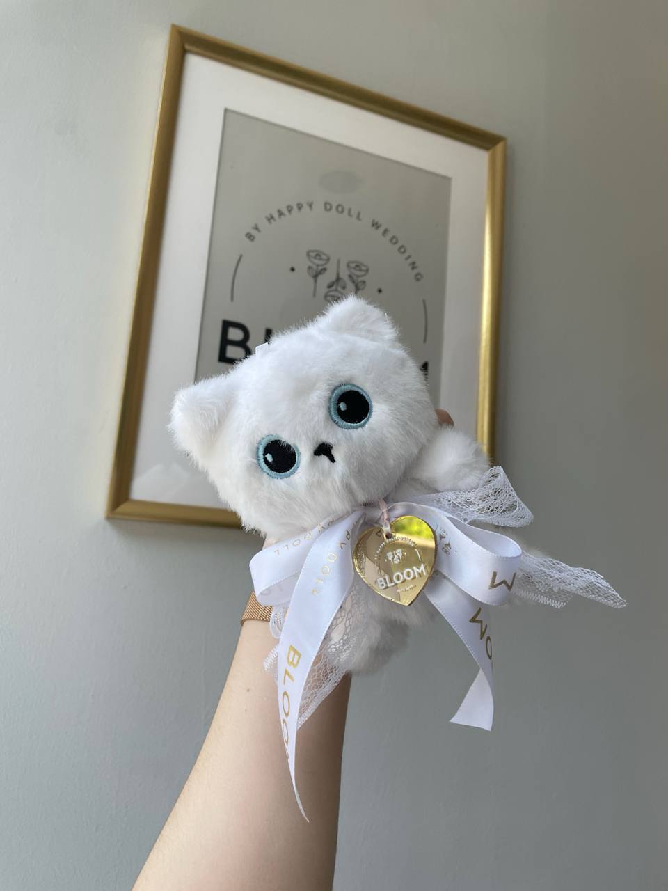 Котик bloom snow 1 Маленький плюшевий білий котик з великими блакитними очима та бантом Bloom у руках