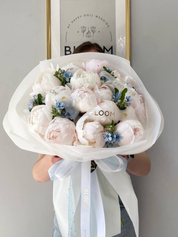 Головна сторінка UA 43 Повітряний букет Bloom з біло-рожевих півоній та дрібних блакитних квітів.