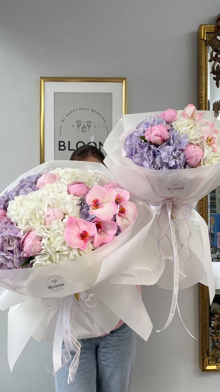 Колекція букетів «Orchid Mood» 1 Пастельні букети Bloom з гортензією, орхідеями та півоніями у ніжних рожевих і лавандових кольорах.