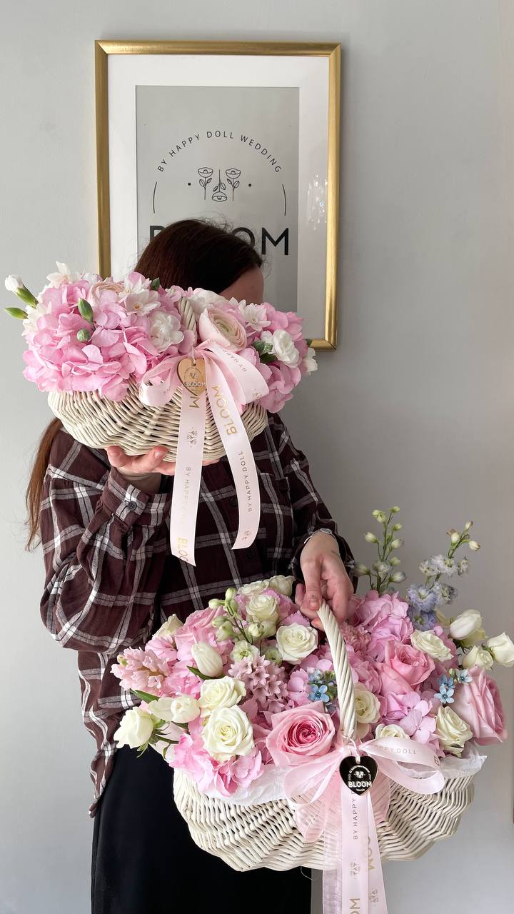 Квіткова композиція «Pink Garden» 1 Квіткова композиція у плетеному кошику з рожевою гортензією та трояндами Bloom.