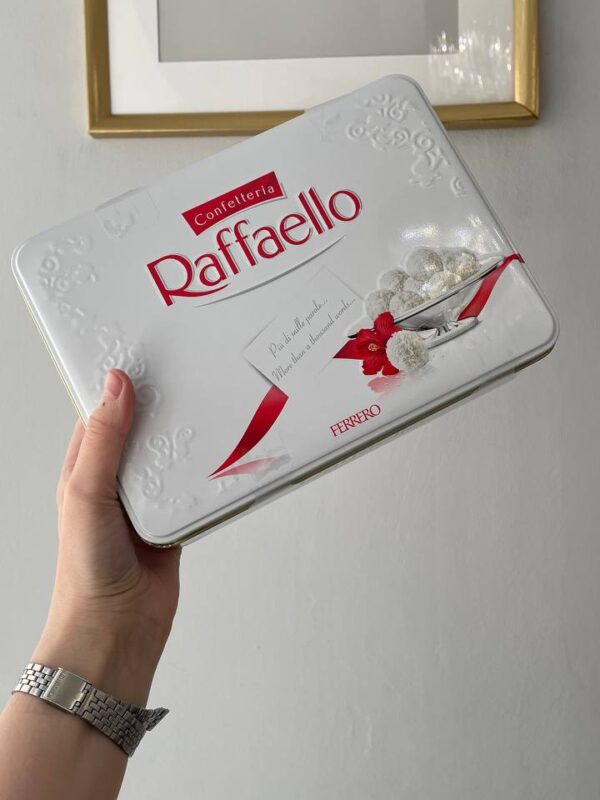 Цукерки Raffaello 29 штук у металевій подарунковій коробці 300 г — ніжні кокосові солодощі з мигдалем та кремовою начинкою