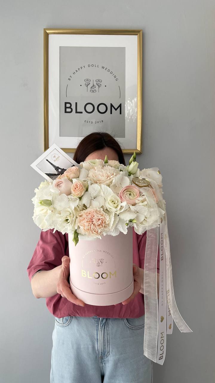Квіткова композиція з макаронс «Vanilla Bloom» 2 Квіткова композиція Bloom у рожевій коробці з білими квітами та набором макаронс.